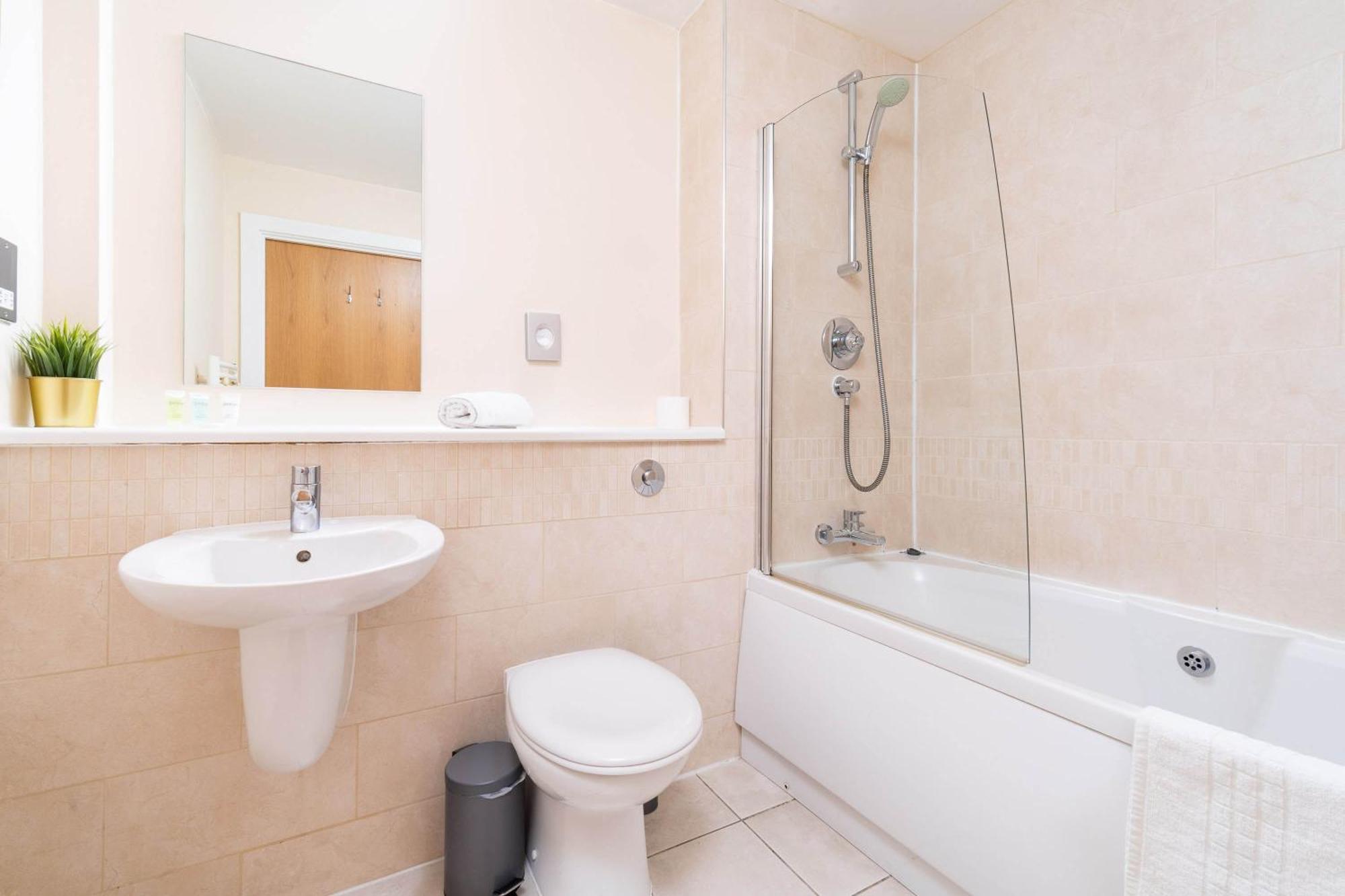 Stylish Centre - 2 Bed - Secure Parking - 5ac